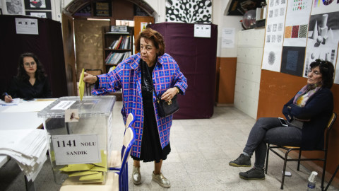 Ηλικιωμένη γυναίκα ψηφίζει στην Τουρκία 