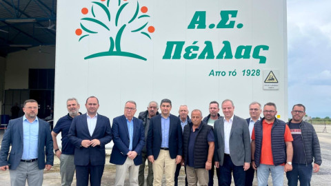 Ο υπουργός Αγροτικής Ανάπτυξης και Τροφίμων Λευτέρης Αυγενάκης κατά τη διάρκεια της επίσκεψής του στην Πέλλα