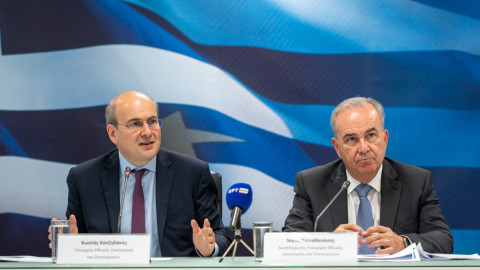 Ο υπουργός Εθνικής Οικονομίας και Οικονομικών Κωστής Χατζηδάκης και ο αναπληρωτής υπουργός Νίκος Παπαθανάσης