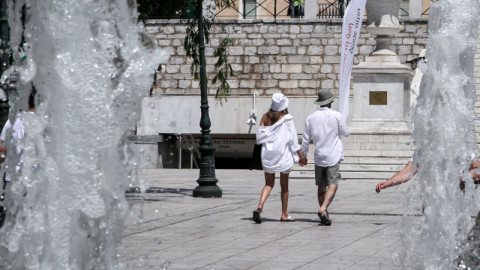 ζευγάρι περπατάει σε πλατεία συντάγματος