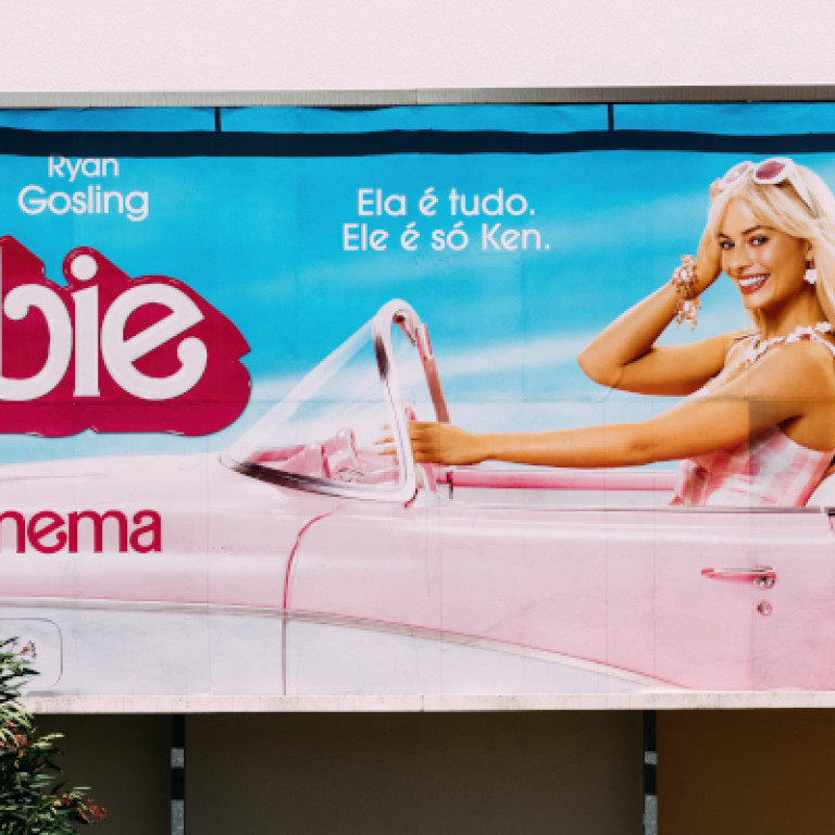 Αφίσα από την ταινία «Barbie» και σενάριο του «Love Actually» πωλούνται σε δημοπρασία για τα παιδιά του πολέμου