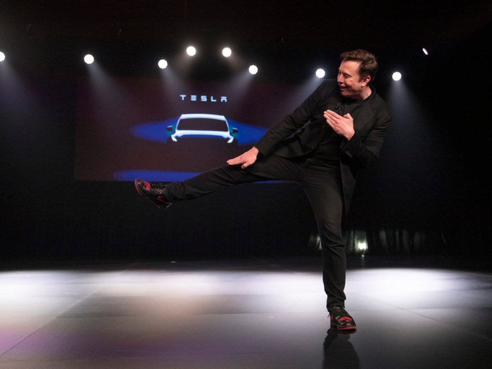 musk-custom-nike.jpg musk-custom-nike.jpg