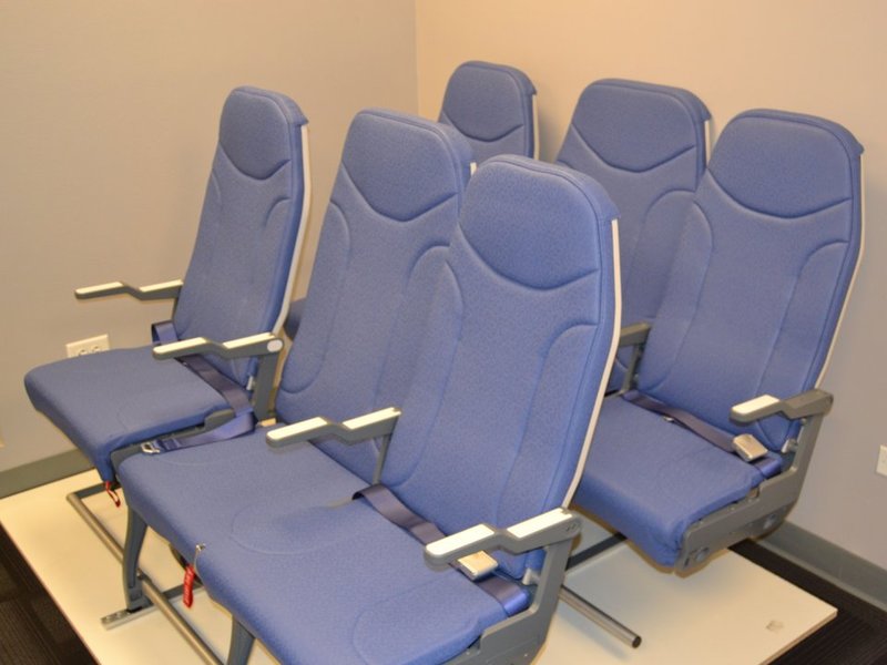 mesaia-thesi-kathisma-aeroplano-1_iefimerida.jpg Μεσαία θέση αεροπλάνου