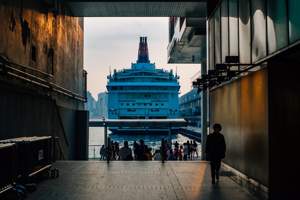 cruise-ship-apo-mesa.jpeg Κρουαζιερόπλοιο από μέσα