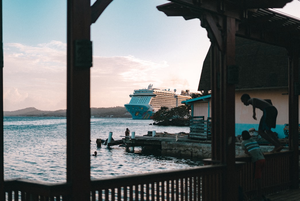 cruise-ship-sto-vathos.jpeg κρουαζιερόπλοιο στο βάθος της θάλασσας