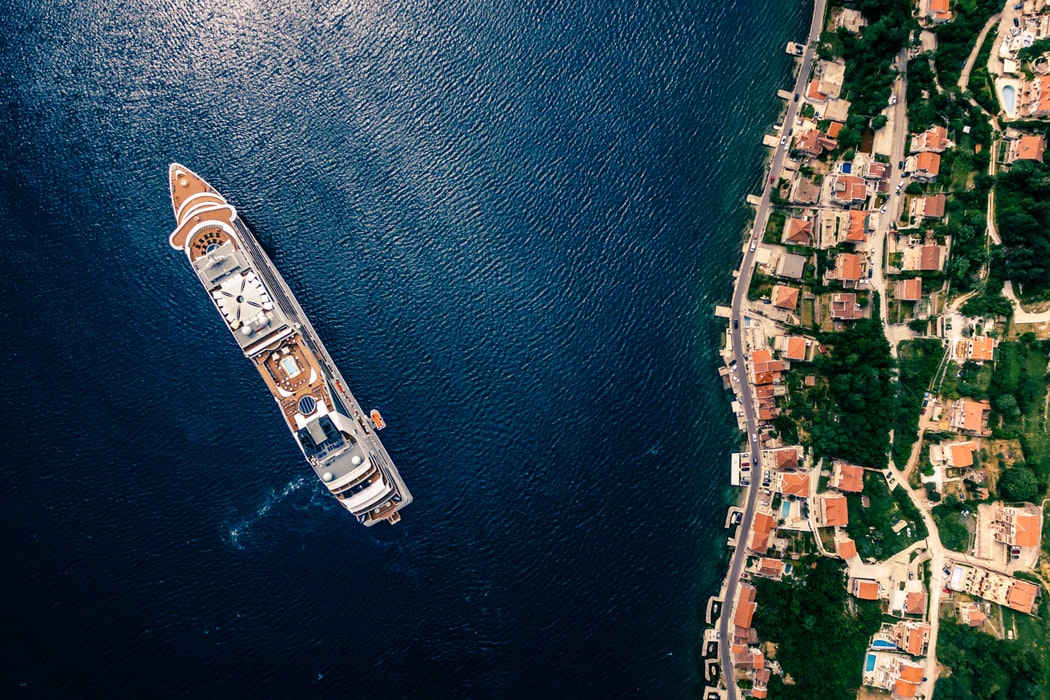 cruise-ship-thalassa-apo-psila.jpeg κρουαζιερόπλοιο από ψηλά