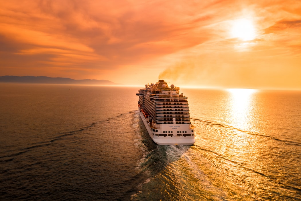 cruise-ship.jpeg κρουαζιερόπλοιο στο ηλιοβασίλεμα