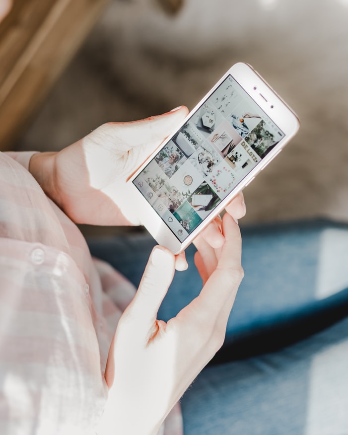 instagram-ginaika-kinito-sto-xeri.jpeg Κινητό με ανοιχτή εφαρμογή Instagram στο χέρι γυναίκας