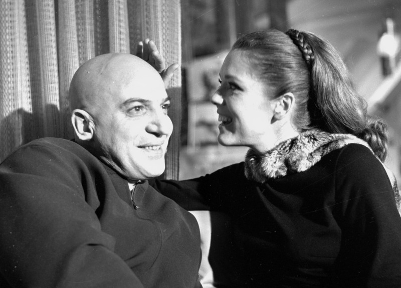 teli-savalas-2.jpg O Tέλι Σαβάλας με την ηθοποιό Diana Rigg / AP Images 