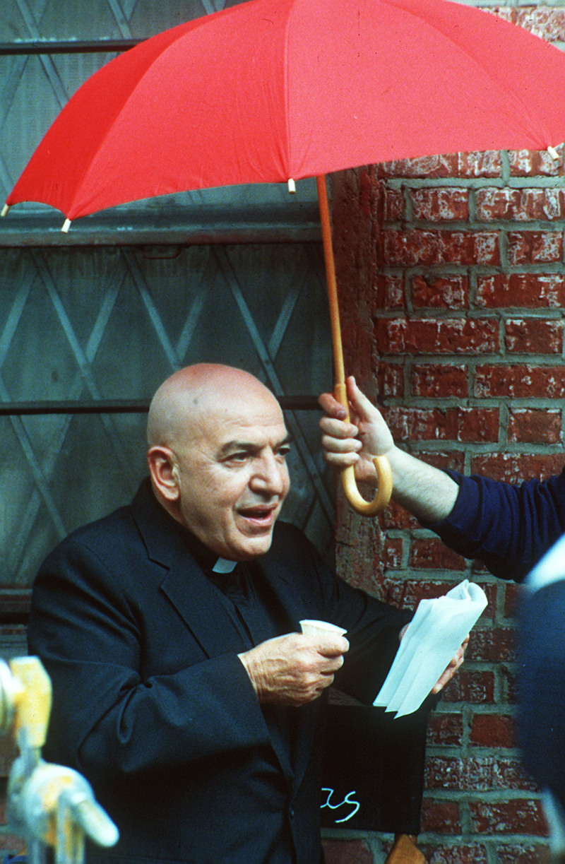 teli-savalas-5.jpg O Tέλι Σαβάλας σε γυρίσματα / AP Images