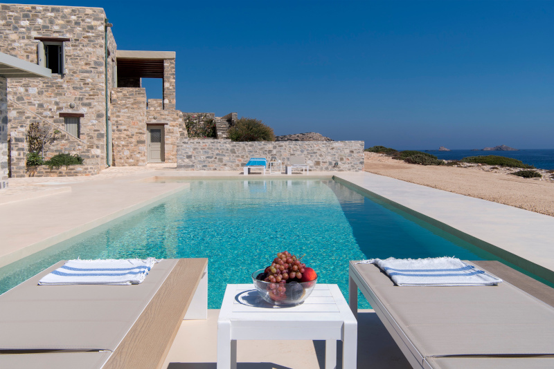 sothebys-pisina-paros.jpg sothebys-pisina-paros.jpg