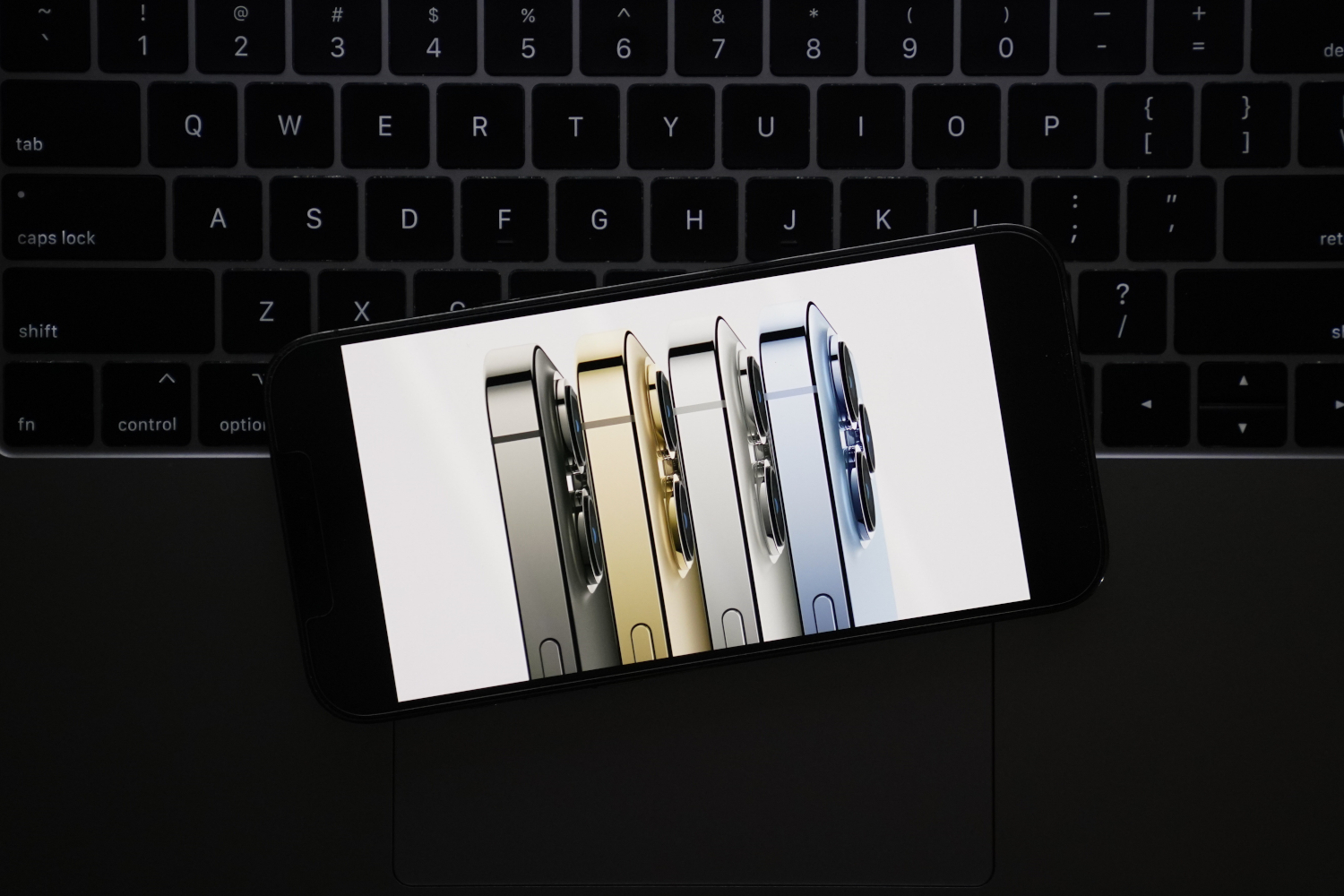 iphone13-mesa.jpg iphone13-mesa.jpg