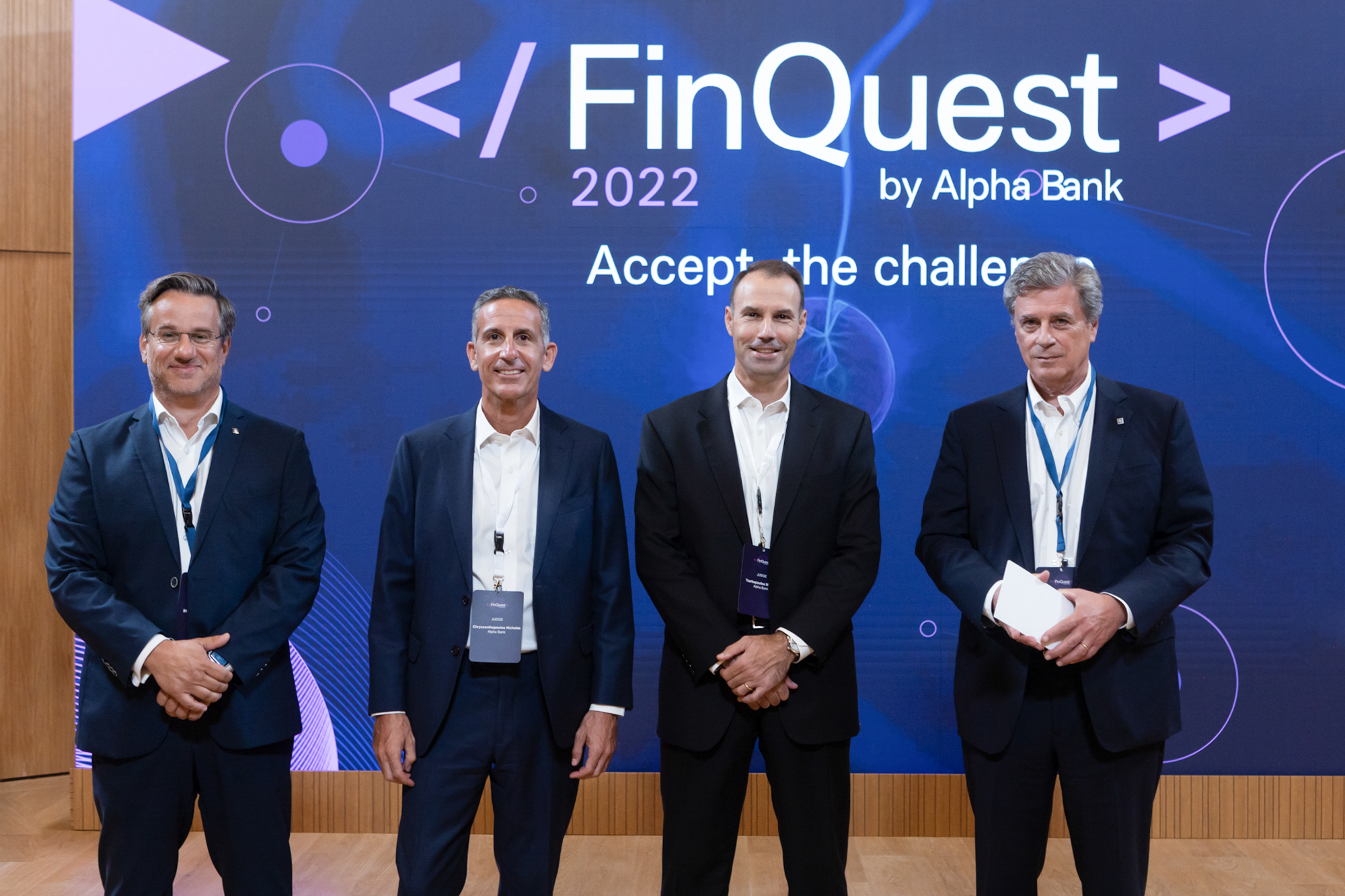 2_60.jpg Τα Στελέχη της Alpha Bank, κ.κ. Δημήτριος Στρογγυλόπουλος, Επικεφαλής της Διεύθυνσης Ψηφιακής Τραπεζικής, Νικόλας Χρυσανθόπουλος, Γενικός Διευθυντής – Chief of Corporate Center, Μιχάλης Τσαρμπόπουλος, Chief Digital Officer, και Σπύρος Φιλάρετος, Γενικός Διευθυντής Ανάπτυξης και Καινοτομίας.