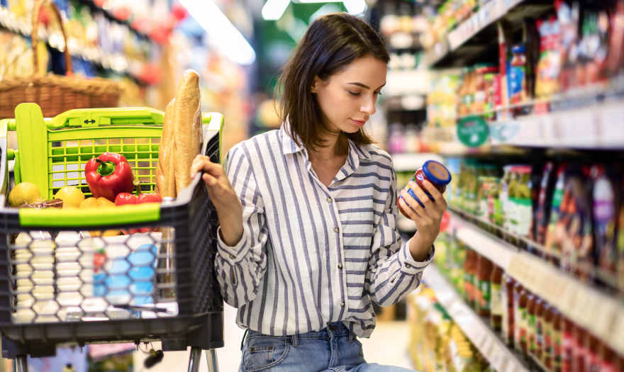 trofima-imerominia-souper-super-market-11-10-2022.jpg μια γυναίκα σε σούπερ μάρκετ