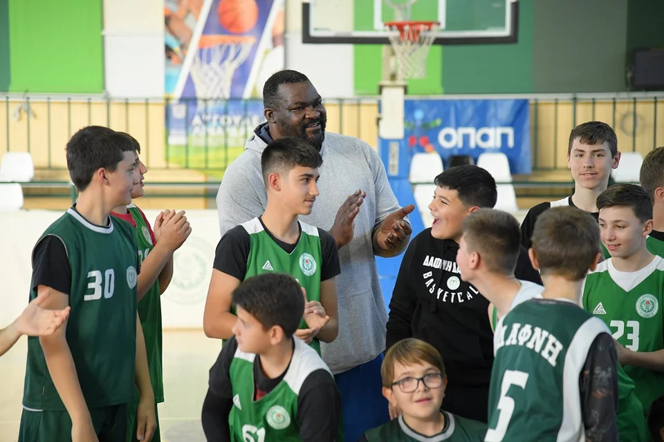 Ο Σοφοκλής Σχορτσιανίτης με τα παιδιά της Αθλητικής Ακαδημίας ΟΠΑΠ «Δάφνη Δαφνίου»
