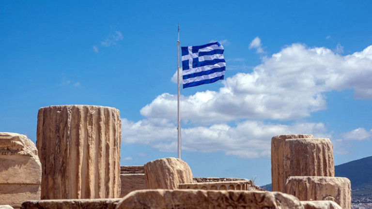 ελληνική σημαία σε μνημεία