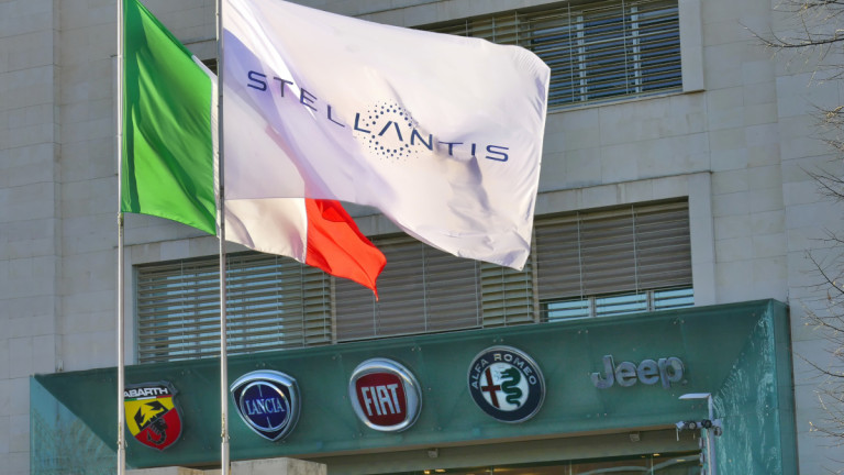 Σημαία της Ιταλίας και της Stellantis