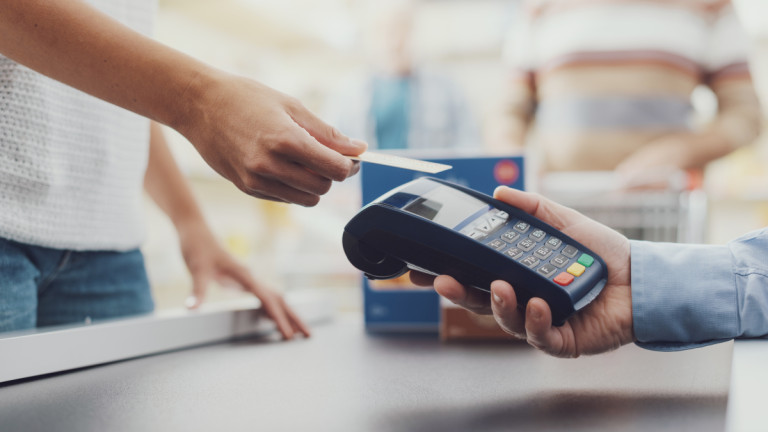 Συναλλαγή με POS σε σούπερ μάρκετ