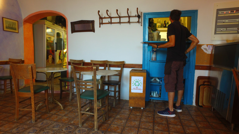 Εργαζόμενος σε κατάστημα εστίασης