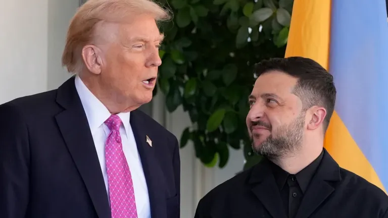 Ο Ντόναλντ Τραμπ με τον Βολοντίμιρ Ζελένσκι