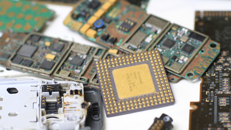 ψάχνοντας για χρυσό στα τεχνολογικά απόβλητα 