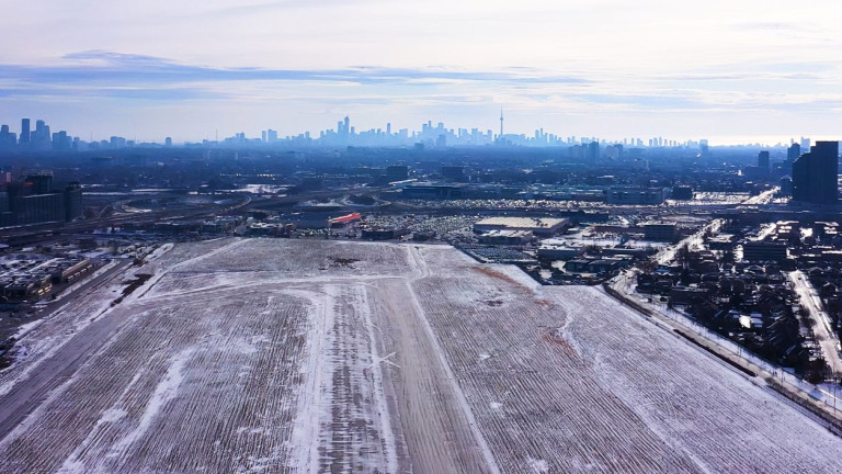Εγκαταλελειμμένο αεροδρόμιο μεταμορφώνεται σε πόλη