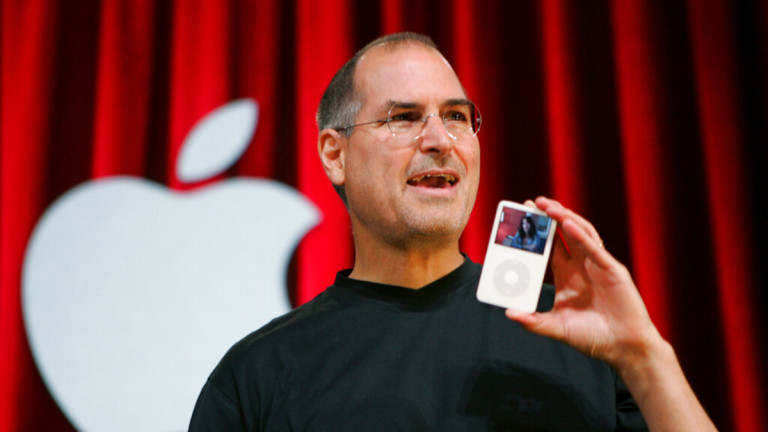 Ο Στιβ Τζομπς με το iPod 