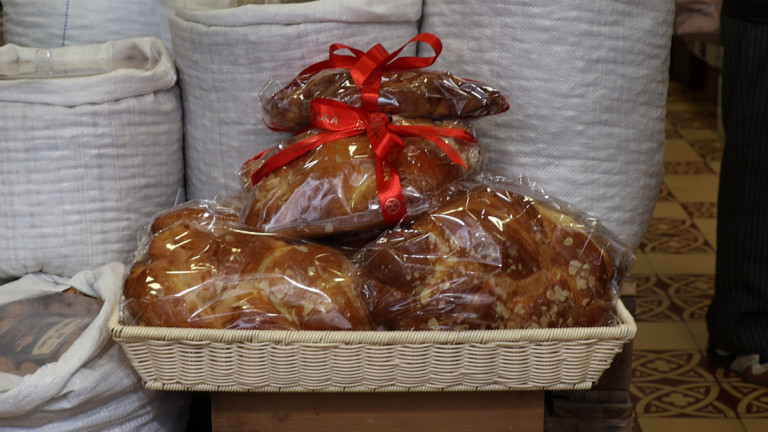 Πασχαλινά τσουρέκια