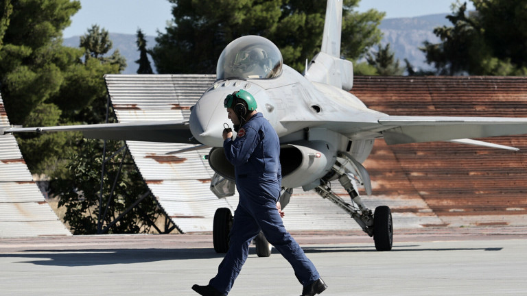 F-16 στη βάση της ΕΑΒ 