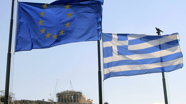 Σημαίες ΕΕ και Ελλάδας με φόντο την Ακρόπολη 