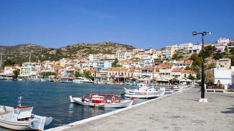 Σπίτια και βάρκες σε λιμανάκι