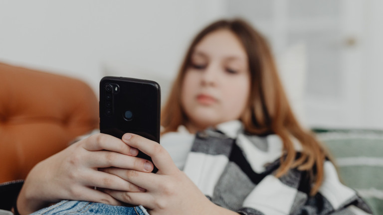 Έφηβη με smartphone