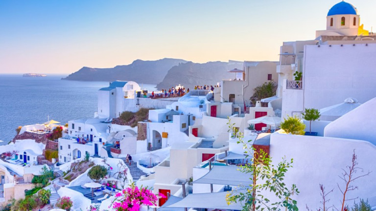 Το Désirs de Voyages αποθεώνει την Σαντορίνη -«Το κατ' εξοχήν νησί των καρτ ποστάλ»