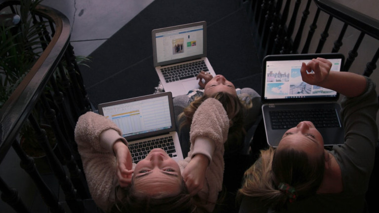 Ανθρωποι σε λαπτοπ