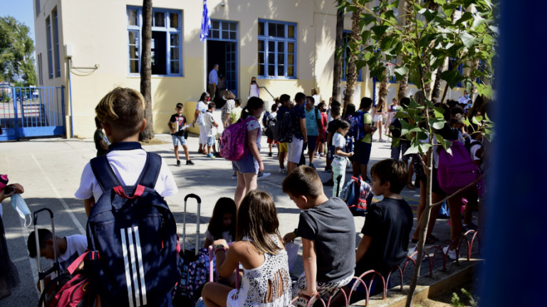 Προαύλιο σχολείου με μαθητές