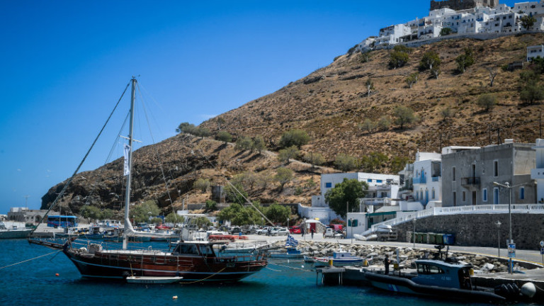 βάρκες σε θάλασσα σε νησί στην Ελλάδα