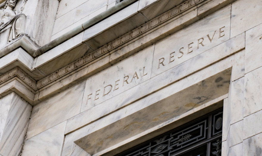 Fed: Αμετάβλητα τα επιτόκια - Μπορεί να μείνουν κοντά στο 0 έως το 2023