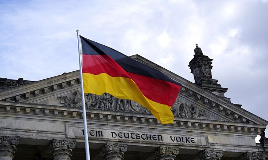 Γερμανία: Ομοσπονδιακό νόμο για την υποχρεωτική εφαρμογή του "φρένου έκτακτης ανάγκης" από τα κρατίδια προωθεί η κυβέρνηση