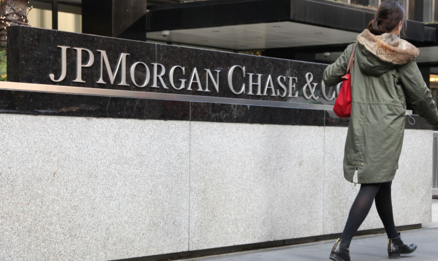 «Κουρεύει» τους στόχους για τις ελληνικές τράπεζες η JP Morgan