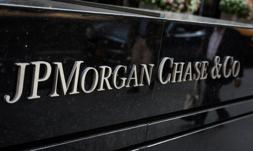 JP Morgan: Αναβαθμίζει Alpha Bank και Πειραιώς 