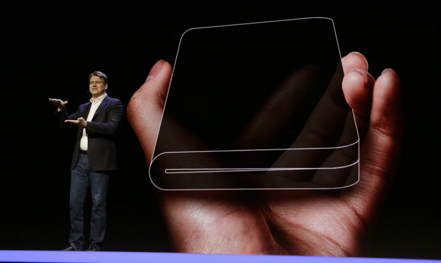 Αναδιπλούμενο τηλέφωνο παρουσίασε και η Samsung