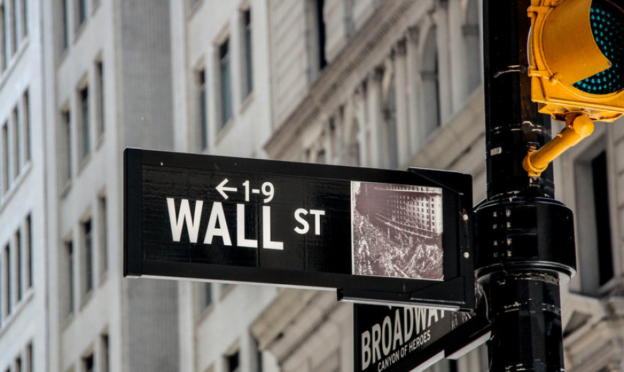 Στο «βαθύ κόκκινο» η Wall Street - Απώλειες άνω του 2% 