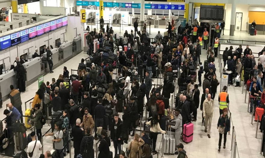 Συνελήφθησαν 2 ύποπτοι για το χάος στο αεροδρόμιο Γκάτγουικ 