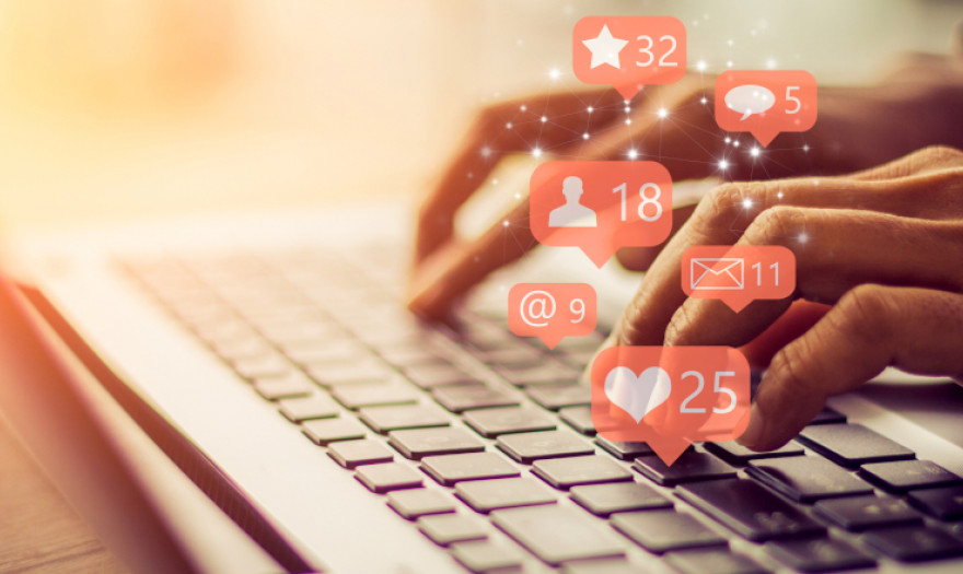 Î¦Î±Î½Î±Ï„Î¹ÎºÎ¿Î¯ Î¼Îµ Ï„Î¿ Facebook Î¿Î¹ ÎˆÎ»Î»Î·Î½ÎµÏ‚