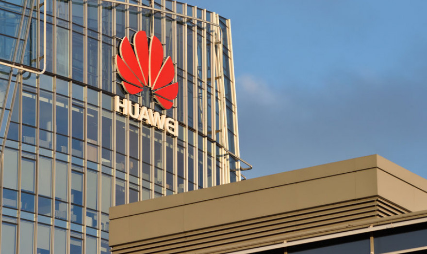 Παραμένει δεύτερη στον κόσμο η Huawei