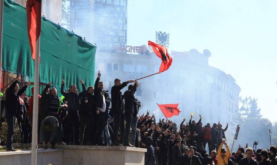 Ένταση στην Αλβανία: Πολιορκούν το γραφείο του Ράμα