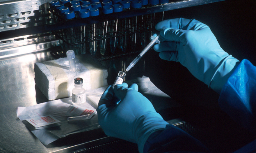 Βρετανός ΥΠΕΞ: Σίγουρος ότι η Ρωσία προσπάθησε να κλέψει την έρευνα για το εμβόλιο του κορωνοϊού