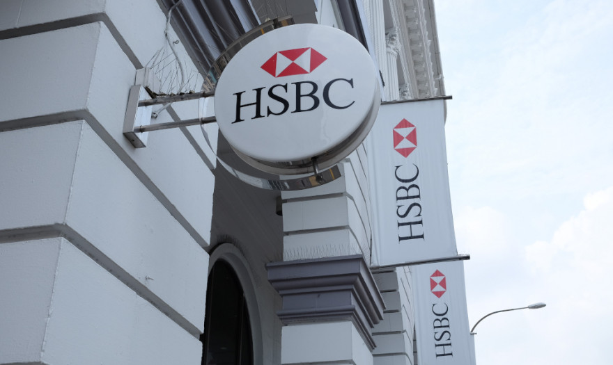 Σε μαζικές περικοπές προχωρά η HSBC