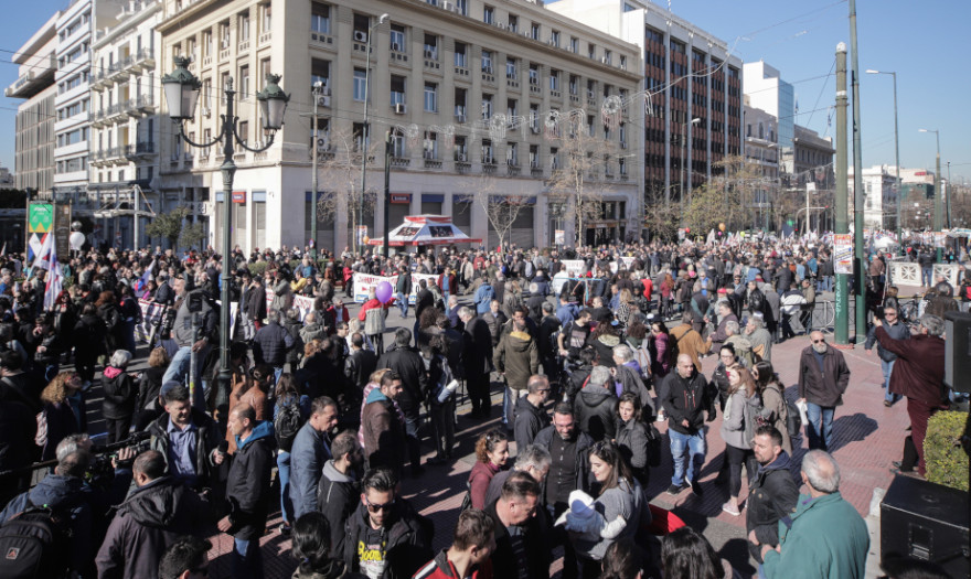 24ωρη απεργία: Σε εξέλιξη οι πορείες σε Αθήνα και Θεσσαλονίκη [εικόνες]