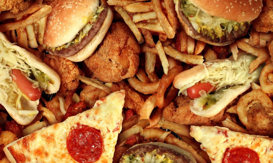 Αλυσίδες fast food ξοδεύουν εκατομμύρια για να μη δώσουν αυξήσεις